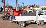 Syriërs die Aleppo waren ontvlucht terwijl het regime van president Bashar al-Assad de stad in handen had, keren zaterdag terug na de inname van de stad door rebellen.