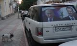 Een auto met de portretten van Poetin en Assad op de door Rusland geannexeerde Krim, in 2019. 