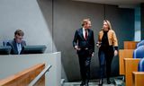 David van Weel, minister van Justitie (lopend, links), wil zijn wetsvoorstel om de digitale bevoegdheden van de politie uit te breiden voor de zomer ingediend hebben. 