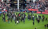 Supporters van FC Utrecht bestormen het veld na de verloren wedstrijd tegen Go Ahead Eagles.