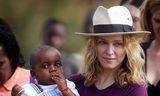 Madonna en David Banda tijdens een bezoek aan het door haar gefinancierde weeshuis in Malawi, in 2007.