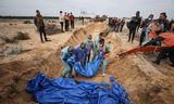 De lichamen van omgekomen Palestijnen worden begraven in Khan Yunis in de Gazastrook.