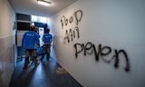 Na een serie van explosies in Rotterdam wordt begin oktober in een portiekflat aan de Clemensstraat in Rotterdam-Zuid een tekst op de muur geschreven: „Dood aan dieven”.