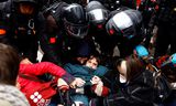 De Franse ME verwijdert activisten bij een anti-Bolloré-demonstratie in Parijs. De miljardairsfamilie heeft veel macht in onder andere de Franse media.   