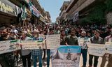 In Idlib zijn al weken demonstraties, zoals hier op 17 mei, tegen de fundamentalistische islamitische groepering HTS die daar aan de macht is.