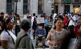 Man protesteert tegen het toerisme in het centrum van Barcelona, Spanje, november 2024.  Foto Jorge Mantilla/ Getty Images