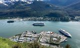 Twee cruiseschepen varen langs het centrum van Juneau, de hoofdstad van Alaska. Foto Becky Bohrer/AP 