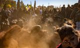 Rouwenden bij de begrafenis van vijf  strijders van de Koerdisch geleide strijdgroep SDF. De strijders kwamen om bij gevechten met pro-Turkse rebellen rond de stad Manbij. 