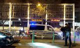 De Duitse politie houdt de verdachte Taleb A. onder schot. Naast hem de auto waarmee hij op de bezoekers van de kerstmarkt in Maagdenburg inreed. Videobeeld, AP 