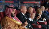 De Saoedische kroonprins Mohammed bin Salman, met rechts van hem FIFA-baas Gianni Infantino en daarnaast de Russische president Vladimir Poetin tijdens de openingsceremonie van het WK in 2018 Rusland.