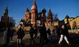 Voetgangers in Moskou, waar de prijzen de pan uit rijzen. Foto Pavel Bednyakov/AP 