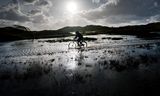 In de duinen bij Bloemendaal ligt soms zoveel water dat fietsers het niet droog houden.