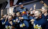 Max Verstappen na de race in Las Vegas met zijn team Red Bull Racing. 