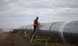 Een arbeider staat naast een pijp op een bouwplaats voor de verlenging van de Russische TurkStream-gaspijpleiding in Bulgarije, in 2020. Foto Stoyan Nenov/Reuters 