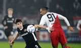 AZ-verdediger Wouter Goes (links) in duel met Sébastien Haller van FC Utrecht.Foto Olaf Kraak / ANP 