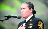 LAFD-commandant Kristin M. Crowley is het mikpunt geworden van radicaal-rechtse opiniemakers. Ondanks een lange loopbaan zou zij ongeschikt zijn voor haar baan. 