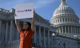 Een demonstrant protesteert voor Capitol Hill in Washington  tegen een wetsvoorstel dat de verkoop van TikTok afdwingt.