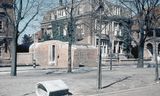 De bouw van de Atlantikwall trok een spoor van vernieling door Den Haag. Te zien op deze foto: een bunker in wat nu de Eisenhowerlaan is, beschilderd met ramen en een deur om minder op te vallen.