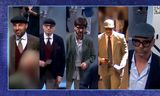 Door de politie vrijgegeven foto’s van de dieven in hun opvallende ‘Peaky Blinders’-kleding.