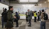 Gestrande reizigers dinsdag op station Amsterdam-Zuid. Treinen reden niet door een wisselstoring.