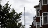 C2000-mast in Den Haag. Vooral het  gebrek aan zendmasten kan de agent in het veld nekken. 