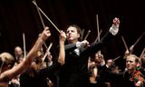 Teodor Currentzis met zijn Utopia orkest. Foto Sébastien Grébille 