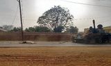 Op een straat in El Geneina, stad in Darfur, ligt een lichaam. Er komen steeds meer berichten over etnisch geweld in Darfur.