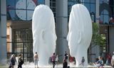 De fontein ‘Love’ in Leeuwarden van de Spaanse beeldhouwer Jaume Plensa is een van de elf fonteinen gemaakt door elf internationale topkunstenaars. 