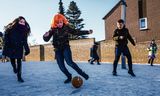 Leerlingen van De Schatgraver in Landgraaf spelen op het schoolplein. De school doet mee aan het project De Gezonde Basisschool van de Toekomst in de regio. 