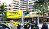 Actie van Greenpeace, in september 2021, waarbij spandoeken aan de gevel van de Tweede Kamer werden gehangen.  