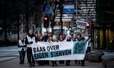 Een demonstratie voor de Haagse  rechtbank ten behoeve van Hans D., die verdacht wordt van het aanzetten tot en hulp bij zelfdoding.