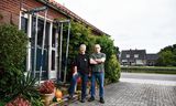 Tonnie en Henny Wittenaar voor hun woning. „Er was niets aan de hand tot het kanaaldrama.”