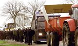 De ME drijft boze jongeren,  verschanst in tractoren, op richting Kootwijkerbroek in 2001. Zij willen verhinderen dat vee wordt geruimd.