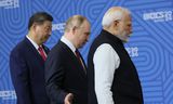 Russische president Vladimir Poetin (midden) met de Chinese president Xi Jinping (l) en de Indiase premier Narendra Modi (r). 