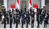 Ministers in het kabinet van de nieuwe Indonesische president Prabowo Subianto verzamelen zich maandag na hun beëdiging voor het presidentiële paleis in Jakarta voor een groepsfoto. 