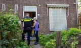 De woning van de aangehouden pleegouders van het zwaar mishandelde 10-jarige meisje werd doorzocht door de politie.