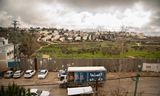 Uitzicht vanaf het dak van de UNRWA-meisjesschool in Jalazone over de scheidingsmuur en de olijfgaard naar de Israëlische nederzetting Beit El. 