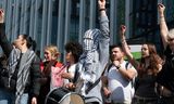 Studenten, docenten en medewerkers van de Universiteit van Amsterdam, die demonstreerden om  hun solidariteit te uiten met pro-Palestijnse studenten die een dag eerder een protestkamp hadden opgezet en door de politie waren verwijderd.