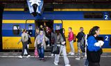 Passagiers op station Lelystad Centrum. De Lelylijn moet van de Randstad en Lelystad door Friesland naar Groningen gaan. 