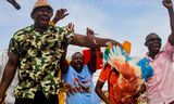 Een voorstander van de coup in Niger met een ‘Frans’ geverfde haan, begin augustus.