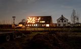 ‘Jezus redt’ op het dak van de woonboerderij van Joop van Ooijen, evangelist uit het Zuid-Hollandse Giessenburg.