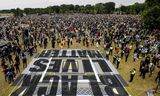Demonstranten bij een betoging tegen racisme. Volgens de Staatscommissie tegen discriminatie en racisme kan men verwachten dat discriminatie in elke organisatie in Nederland voor komt.