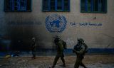 Israëlische soldaten gaan op 8 februari 2024 het hoofdkwartier van de UNRWA binnen, waar tunnels onder zijn ontdekt die volgens het IDF werden gebruikt door Hamas.