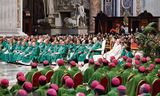 Paus Franciscus leidt zondag in de Sint-Pietersbasiliek in het Vaticaan de heilige mis tijdens de afsluiting van de synode.