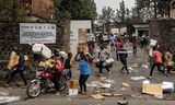 Boven: Congolezen op de vlucht voor de gevechten. Midden: plunderaars gaan ervandoor met spullen uit een pand van VN-vluchtelingenorganisatie UNHCR in Goma. Onder: leden van de M23-militie op een pick-uptruck in Goma. Foto’s Thomas Mukoya/Reuters, MOISE NIYONZIMA/EPA, AFP