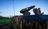 Rivieroversteek van Nederlandse militairen over de IJssel bij Welsum, hier met een voertuig voor luchtafweer, in het kader van de NAVO-oefening Steadfast Defender, april vorig jaar. 