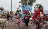 Ontheemden vluchten uit vluchtelingenkampen voor de gevechten tussen M23 en het leger van Congo. 