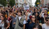 Demonstranten houden hun huissleutels omhoog bij een protest tegen hoge huren en woningtekorten in oktober in Madrid . 