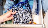 Een zak met blauwe bessen. Het diepvriesproduct is besmet met hepatitus A. Albert Heijn roept de kilozakken terug. Foto Jeffrey Groeneweg/ANP  