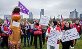 Actievoerders op het Malieveld in Den Haag dinsdag tijdens een landelijke staking van apotheekmedewerkers voor loonsverhoging en betere werkomstandigheden. Foto Remko de Waal / ANP